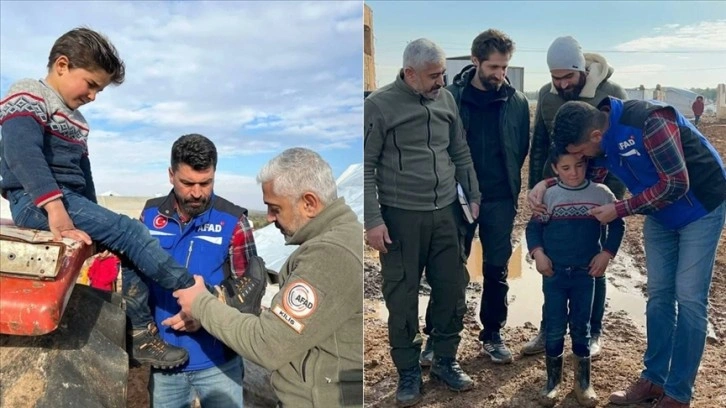 AFAD, İdlib'de üşümüş olduğu tam fotoğrafı çekilen çocuğa pabuç armağan etti