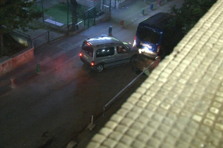 Alkollü sürücü önce araçlara sonra bariyerlere çarparak sokağı birbirine kattı