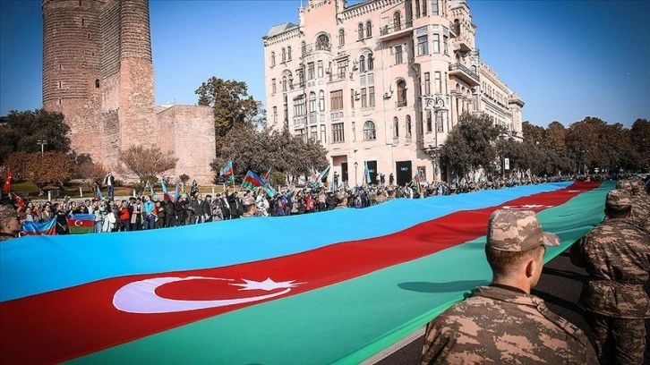 Azerbaycan'ın Karabağ zaferinin 1. senesinde binlerce isim Bakü'de yürüdü