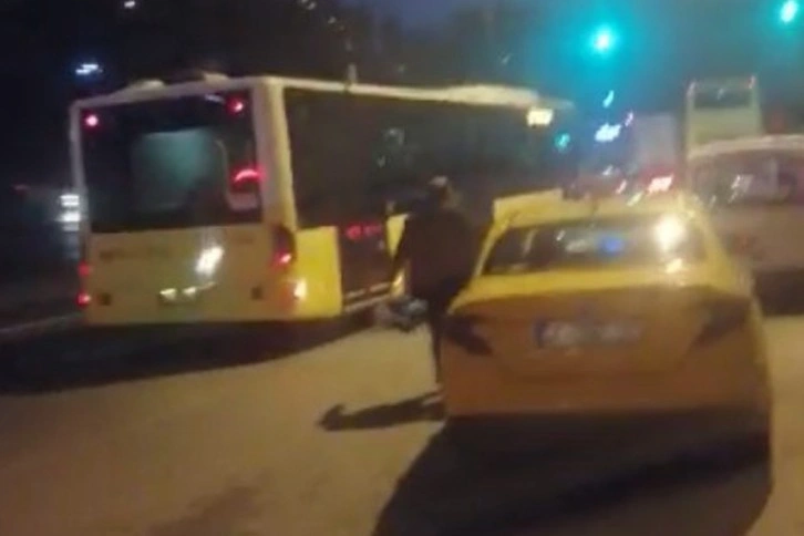 Beyoğlu’nda korku dolu anlar kamerada: Taksicinin ittiği kadın otobüsün altında kalıyordu