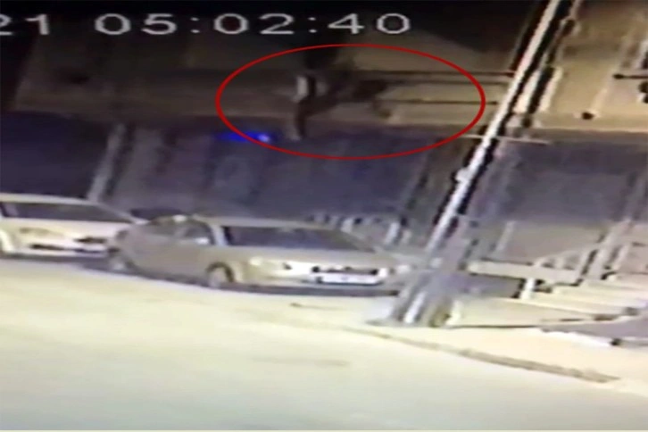 Esenyurt’ta bir kadın, metrelerce yüksekten park halindeki arabanın üzerine düştü