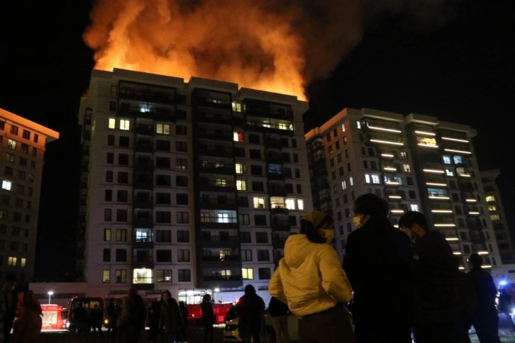 Eskişehir'de korkutan yangın: 66 dairelik apartmanın çatısı alevler içinde kaldı