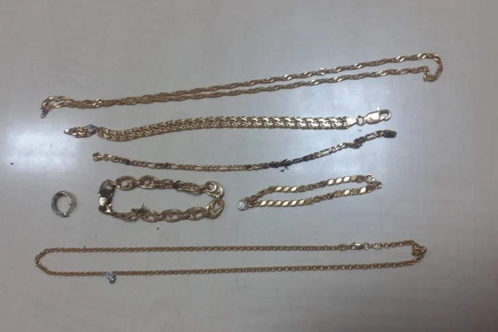 Fethiye’de kuyumcuya sahte altın satmak isteyen 3 şüpheliye suçüstü yakalandı