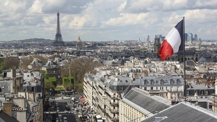 Fransa'da başörtülü kadının bulunmuş olduğu pankarta nüfuz partisi sedir üyelerinden tepki