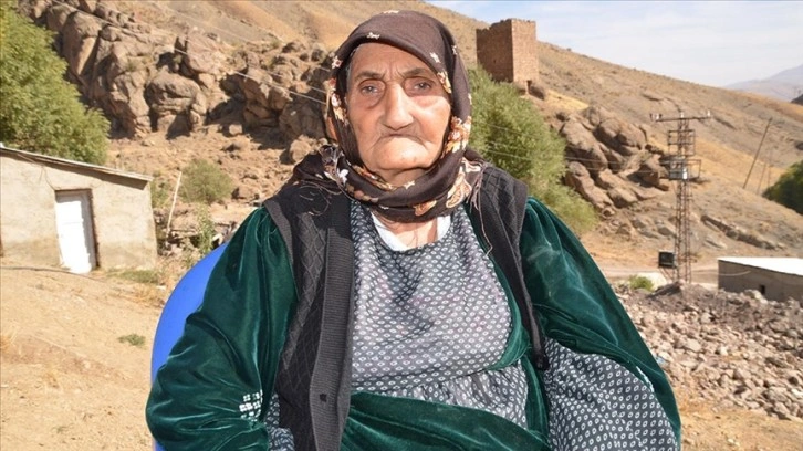 Hakkari'de dü düze aşılama yaptıran 117 yaşındaki eş Kovid-19'u ferah atlattı