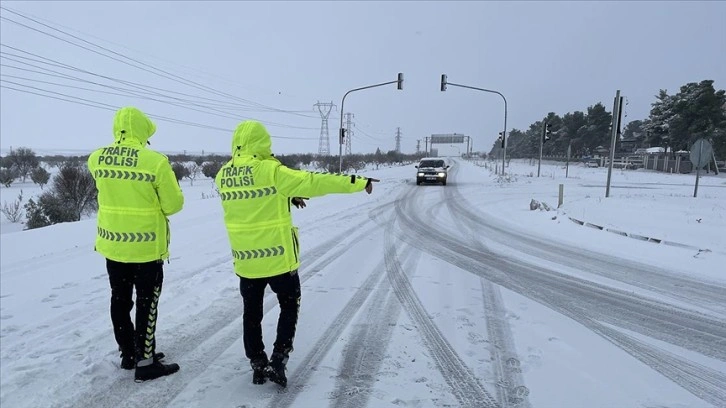 Kilis-Gaziantep ve Kilis-Hatay yağız yolu kar zımnında ulaşıma kapatıldı