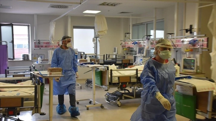 Kovid-19 servisindeki afiyet mensupları hastaların aşılama pişmanlığına şehadet ediyor