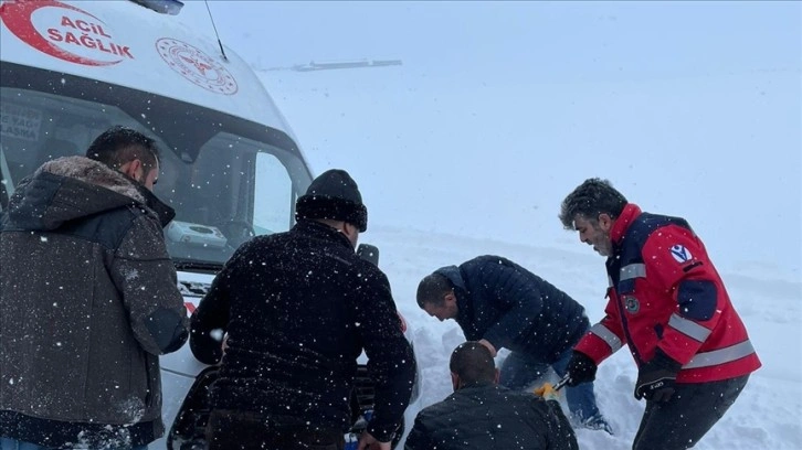 Nevşehir'de karaca saplanan ambulansı karla uğraş ekipleri kurtardı