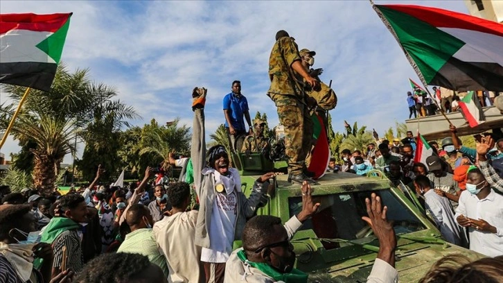 Sudan'da 'Aralık Devrimi'nin 3. senesinde askeri dahil karşıtlarından gösteri