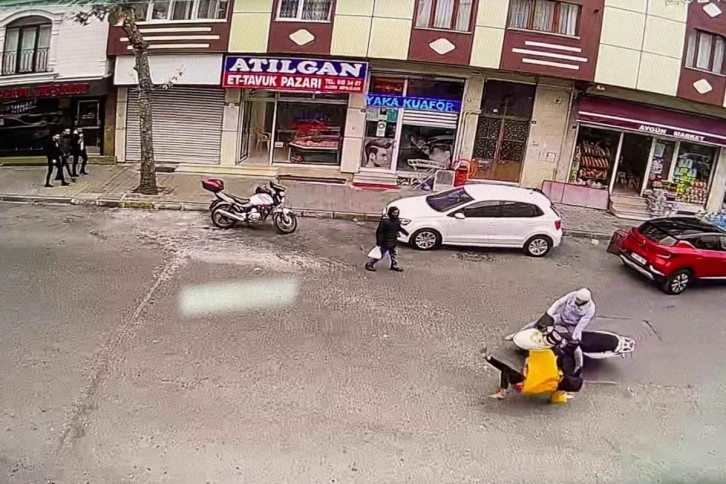 Telefonla konuşurken yolun karşısına geçmeye çalışan kadına motosiklet çarptı
