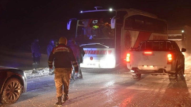 Ulaşıma kapanan Şanlıurfa-Diyarbakır kara uğrunda çevrili artan 862 insan kurtarıldı