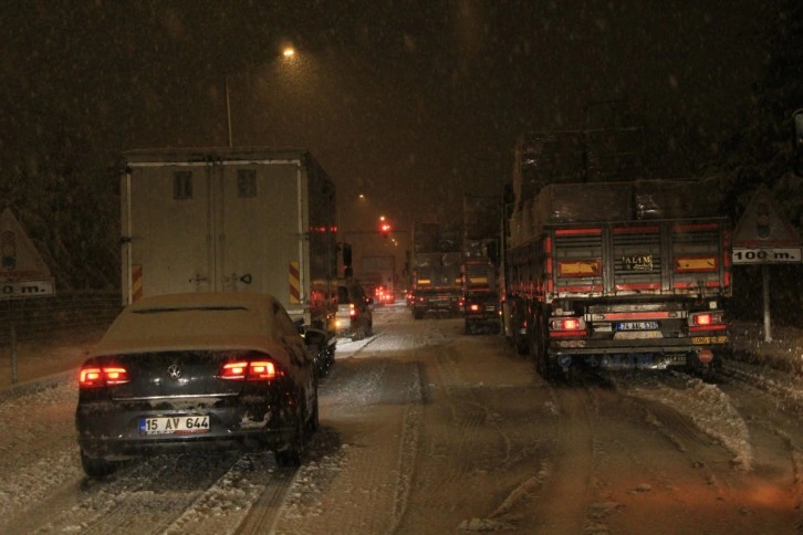Yoğun kar yağışı bazı bölgelerde ulaşımı engelledi