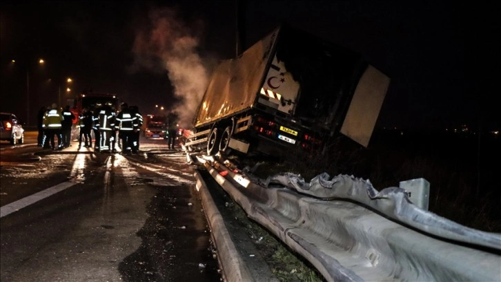 Yönlendirme direğine çarpıp yanan kamyondaki 2 insan öldü, 2 insan ciddi yaralandı