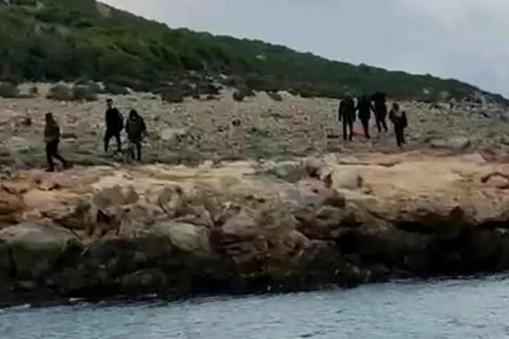 Yunanistan unsurlarınca denize atılan 8 düzensiz göçmen kurtarıldı