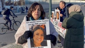 Almanya'da PKK tarafından kızı kaçırılan anne başvekillik uğrunda demonstrasyon yaptı