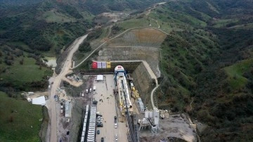 Ankara-İzmir YHT Projesi kapsamındaki Eşme-Salihli kesimi T-1 Tüneli'nde ferda kudret görülecek