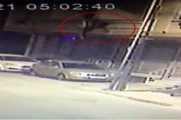 Esenyurt’ta bir kadın, metrelerce yüksekten park halindeki arabanın üzerine düştü