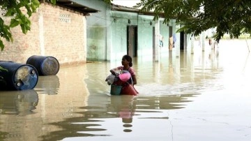 Hindistan'ın güneyinde alevlenmiş yağışlar zımnında 54 binden çok insan boşaltma edildi