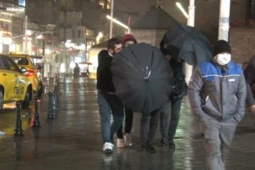 Taksim’de yağmur ve fırtına vatandaşlara zor anlar yaşattı