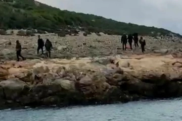 Yunanistan unsurlarınca denize atılan 8 düzensiz göçmen kurtarıldı